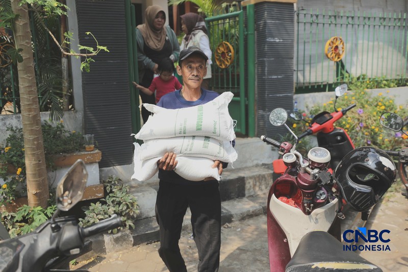 Warga Penerima Bantuan Pangan (PBP) mengantre menerima beras bantuan pangan di Kelurahan Kebon Baru, Jakarta, Selasa, (1/9/2026). (CNBC Indonesia/Tri Susilo)