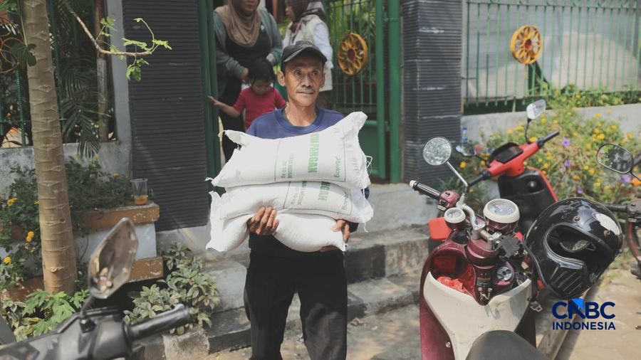 Warga Penerima Bantuan Pangan (PBP) mengantre menerima beras bantuan pangan di Kelurahan Kebon Baru, Jakarta, Selasa, (1/9/2026).