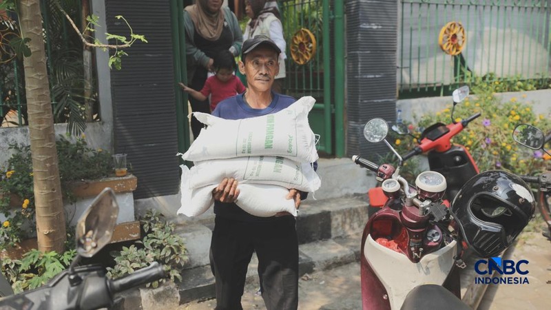 Warga Penerima Bantuan Pangan (PBP) mengantre menerima beras bantuan pangan di Kelurahan Kebon Baru, Jakarta, Selasa, (1/9/2026).
