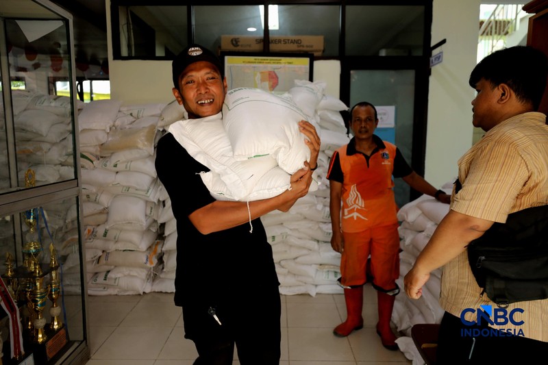 Warga Penerima Bantuan Pangan (PBP) mengantre menerima beras bantuan pangan di Kelurahan Kebon Baru, Jakarta, Selasa, (1/9/2026). (CNBC Indonesia/Tri Susilo)