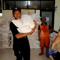 Warga Penerima Bantuan Pangan (PBP) mengantre menerima beras bantuan pangan di Kelurahan Kebon Baru, Jakarta, Selasa, (1/9/2026). (CNBC Indonesia/Tri Susilo)