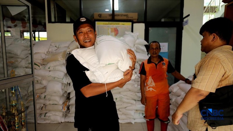 Warga Penerima Bantuan Pangan (PBP) mengantre menerima beras bantuan pangan di Kelurahan Kebon Baru, Jakarta, Selasa, (1/9/2026). (CNBC Indonesia/Tri Susilo)