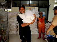Warga Penerima Bantuan Pangan (PBP) mengantre menerima beras bantuan pangan di Kelurahan Kebon Baru, Jakarta, Selasa, (1/9/2026). (CNBC Indonesia/Tri Susilo)