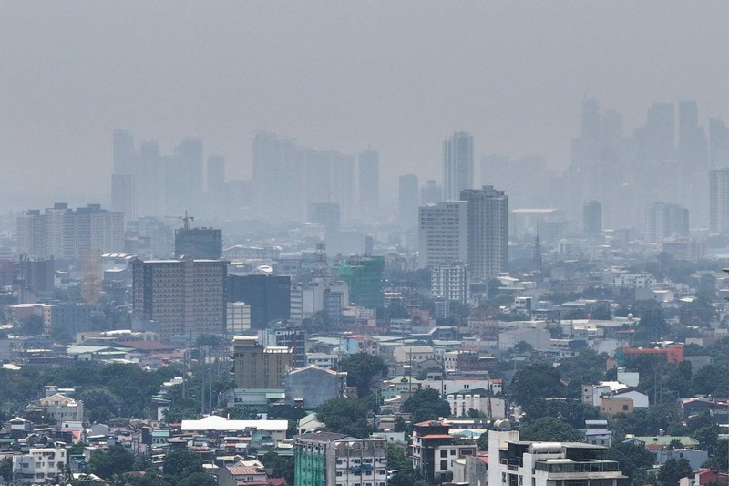 A thick haze shrouds Metro Manila due to smoke from ongoing fires in Kalimantan, Indonesia, in this drone picture taken in Quezon City, Philippines, September 1, 2026. REUTERS/Adrian Portugal