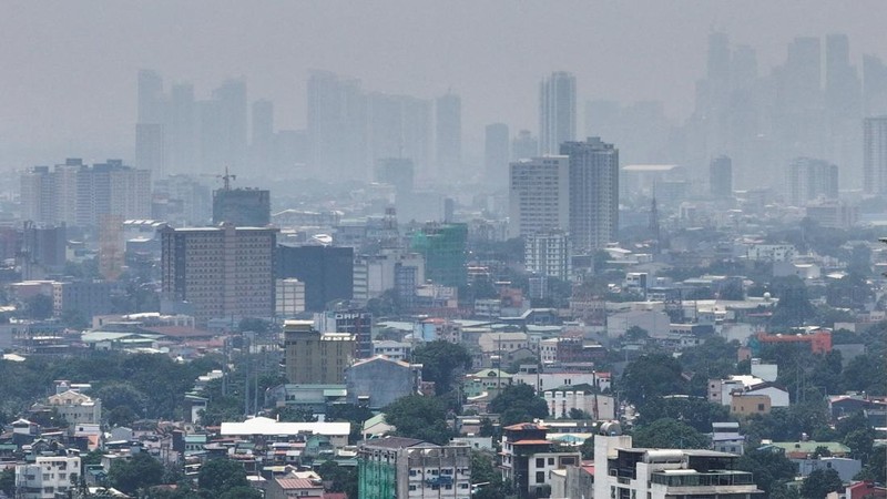A thick haze shrouds Metro Manila due to smoke from ongoing fires in Kalimantan, Indonesia, in this drone picture taken in Quezon City, Philippines, September 1, 2026. REUTERS/Adrian Portugal