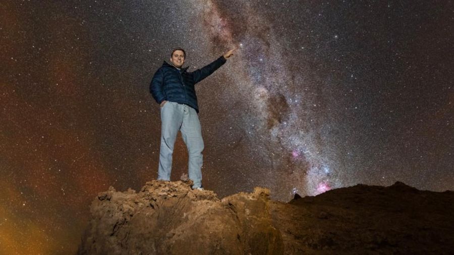Co-Founder & President Fermi Explorer, Philip Johnston, menunjuk bintang Alpha Centauri. (Dok. Fermi Explorer)