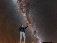 Co-Founder & President Fermi Explorer, Philip Johnston, menunjuk bintang Alpha Centauri. (Dok. Fermi Explorer)