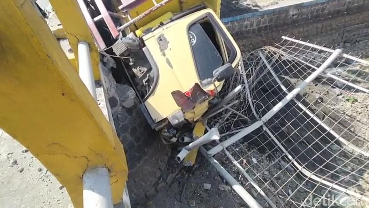 Truk Pasir Tabrak Pagar Jembatan di Nganjuk Lalu Nyungsep ke Sungai