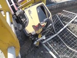 Truk Pasir Tabrak Pagar Jembatan di Nganjuk Lalu Nyungsep ke Sungai