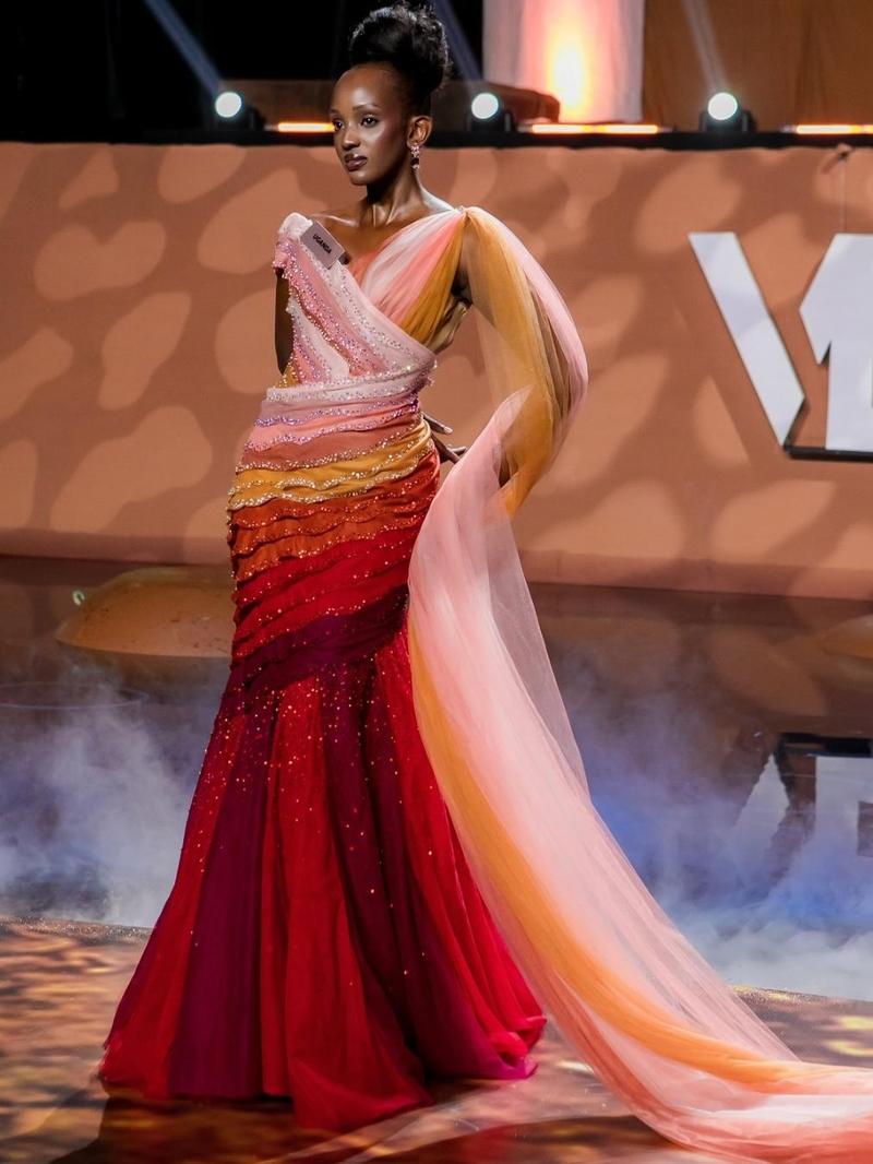 Unik! Gaun Miss Uganda di Miss World Gambarkan 7 Lapisan Operasi Caesar