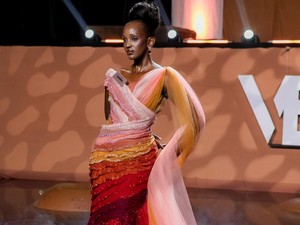 Unik! Gaun Miss Uganda di Miss World Gambarkan 7 Lapisan Operasi Caesar