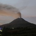 Gunung berapi Gunung Sinabung meletus terlihat dari Karo, Provinsi Sumatera Utara, Rabu (2/9/2026). (REUTERS/Ferdy Siregar)