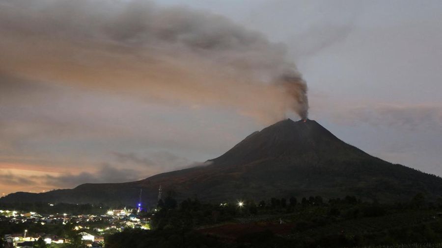 Gunung berapi Gunung Sinabung meletus terlihat dari Karo, Provinsi Sumatera Utara, Rabu (2/9/2026). (REUTERS/Ferdy Siregar)