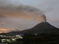 Gunung berapi Gunung Sinabung meletus terlihat dari Karo, Provinsi Sumatera Utara, Rabu (2/9/2026). (REUTERS/Ferdy Siregar)