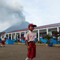 Gunung berapi Gunung Sinabung meletus terlihat dari Karo, Provinsi Sumatera Utara, Rabu (2/9/2026). (REUTERS/Ferdy Siregar)