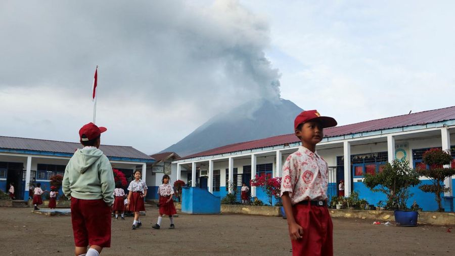 Gunung berapi Gunung Sinabung meletus terlihat dari Karo, Provinsi Sumatera Utara, Rabu (2/9/2026). (REUTERS/Ferdy Siregar)