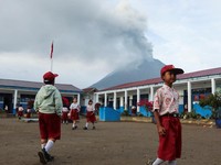Gunung berapi Gunung Sinabung meletus terlihat dari Karo, Provinsi Sumatera Utara, Rabu (2/9/2026). (REUTERS/Ferdy Siregar)