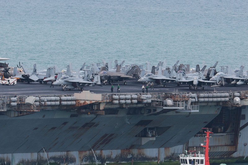 Kapal induk kelas Nimitz milik Angkatan Laut AS, USS Abraham Lincoln, berlayar menuju Pelabuhan Laem Chabang untuk singgah dan beristirahat setelah penugasan panjang di Timur Tengah, di Provinsi Chonburi, Thailand, pada 2 September 2026. (REUTERS/Chalinee Thirasupa)