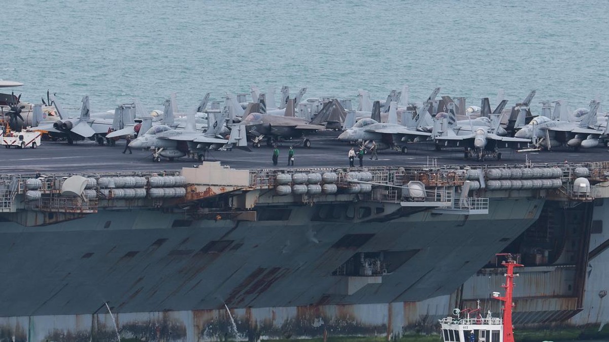 Kapal Induk AS Berkarat Usai 8 Bulan Tempur, Berlabuh di Tetangga RI