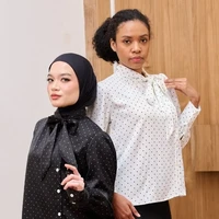 Motif Polkadot Kelihatan Kekanakan? Atasan Ini Buktikan Sebaliknya 