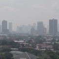 Kabut asap akibat kebakaran hutan dan lahan di wilayah Kalimantan, menyelimuti ibu kota Filipina, Manila, pada Selasa (1/9/2026). (Tangkapan Layar Video Reuters/)