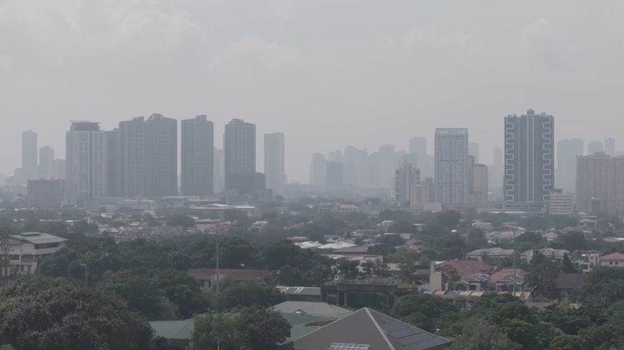 Kabut asap akibat kebakaran hutan dan lahan di wilayah Kalimantan, menyelimuti ibu kota Filipina, Manila, pada Selasa (1/9/2026).