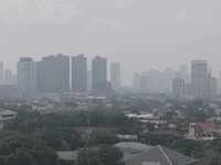 Kabut asap akibat kebakaran hutan dan lahan di wilayah Kalimantan, menyelimuti ibu kota Filipina, Manila, pada Selasa (1/9/2026). (Tangkapan Layar Video Reuters/)