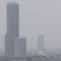 Kabut asap akibat kebakaran hutan dan lahan di wilayah Kalimantan, menyelimuti ibu kota Filipina, Manila, pada Selasa (1/9/2026). (Tangkapan Layar Video Reuters/)