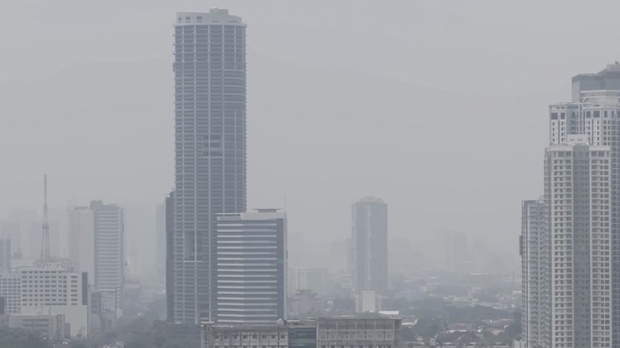 Kabut asap akibat kebakaran hutan dan lahan di wilayah Kalimantan, menyelimuti ibu kota Filipina, Manila, pada Selasa (1/9/2026).