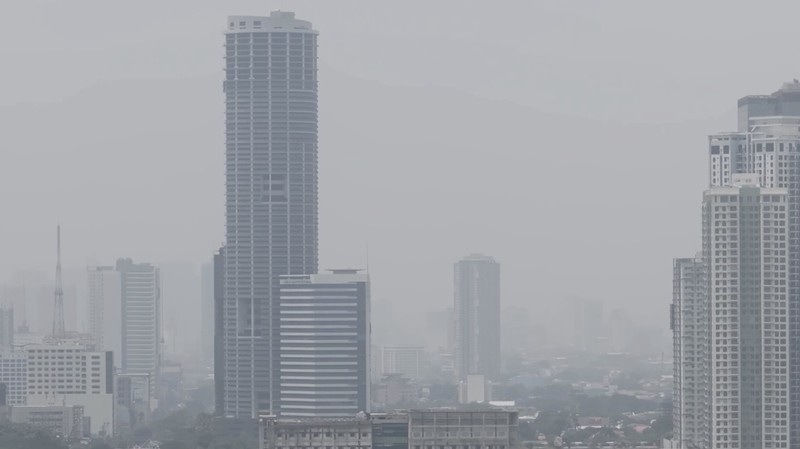 Kabut asap akibat kebakaran hutan dan lahan di wilayah Kalimantan, menyelimuti ibu kota Filipina, Manila, pada Selasa (1/9/2026).