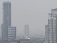 Kabut asap akibat kebakaran hutan dan lahan di wilayah Kalimantan, menyelimuti ibu kota Filipina, Manila, pada Selasa (1/9/2026). (Tangkapan Layar Video Reuters/)