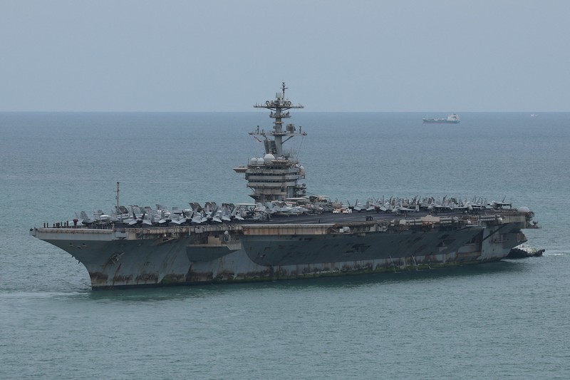 Kapal induk kelas Nimitz milik Angkatan Laut AS, USS Abraham Lincoln, berlayar menuju Pelabuhan Laem Chabang untuk singgah dan beristirahat setelah penugasan panjang di Timur Tengah, di Provinsi Chonburi, Thailand, pada 2 September 2026. (REUTERS/Chalinee Thirasupa)
