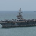 Kapal induk kelas Nimitz milik Angkatan Laut AS, USS Abraham Lincoln, berlayar menuju Pelabuhan Laem Chabang untuk singgah dan beristirahat setelah penugasan panjang di Timur Tengah, di Provinsi Chonburi, Thailand, pada 2 September 2026. (REUTERS/Cha