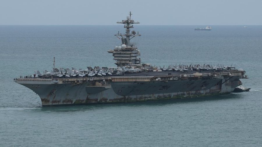 Kapal induk kelas Nimitz milik Angkatan Laut AS, USS Abraham Lincoln, berlayar menuju Pelabuhan Laem Chabang untuk singgah dan beristirahat setelah penugasan panjang di Timur Tengah, di Provinsi Chonburi, Thailand, pada 2 September 2026. (REUTERS/Cha