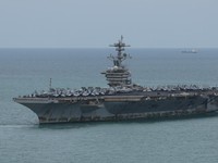 Kapal induk kelas Nimitz milik Angkatan Laut AS, USS Abraham Lincoln, berlayar menuju Pelabuhan Laem Chabang untuk singgah dan beristirahat setelah penugasan panjang di Timur Tengah, di Provinsi Chonburi, Thailand, pada 2 September 2026. (REUTERS/Cha