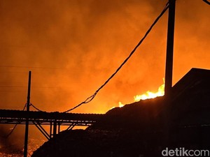 Video TPA Putri Cempo Solo Kebakaran, 22 Damkar Dikerahkan