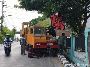Truk Crane Seruduk Sejumlah Kendaraan di Mojosongo Solo