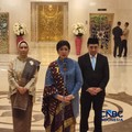 (Kiri-Kanan) Deputi Gubernur Senior (DGS) Bank Indonesia, Aida S. Budiman, Gubernur Bank Indonesia, Destry Damayanti dan Deputi Gubernur Bank Indonesia Solikin M. Juhro saat memberikan keterangan kepada media usai Pengucapan Sumpah Jabatan di Mahkama