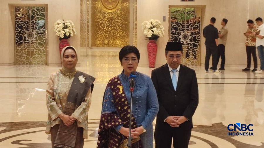 (Kiri-Kanan) Deputi Gubernur Senior (DGS) Bank Indonesia, Aida S. Budiman, Gubernur Bank Indonesia, Destry Damayanti dan Deputi Gubernur Bank Indonesia Solikin M. Juhro saat memberikan keterangan kepada media usai Pengucapan Sumpah Jabatan di Mahkama