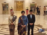 (Kiri-Kanan) Deputi Gubernur Senior (DGS) Bank Indonesia, Aida S. Budiman, Gubernur Bank Indonesia, Destry Damayanti dan Deputi Gubernur Bank Indonesia Solikin M. Juhro saat memberikan keterangan kepada media usai Pengucapan Sumpah Jabatan di Mahkama