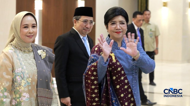 (Kiri-Kanan) Deputi Gubernur Senior (DGS) Bank Indonesia, Aida S. Budiman, Gubernur Bank Indonesia, Destry Damayanti dan Deputi Gubernur Bank Indonesia Solikin M. Juhro usai Pengucapan Sumpah Jabatan di Mahkamah Agung RI, Jakarta, Rabu (2/9/2026). (C