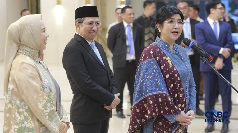 (Kiri-Kanan) Deputi Gubernur Senior (DGS) Bank Indonesia, Aida S. Budiman, Gubernur Bank Indonesia, Destry Damayanti dan Deputi Gubernur Bank Indonesia Solikin M. Juhro usai Pengucapan Sumpah Jabatan di Mahkamah Agung RI, Jakarta, Rabu (2/9/2026).