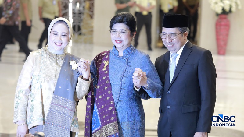 (Kiri-Kanan) Deputi Gubernur Senior (DGS) Bank Indonesia, Aida S. Budiman, Gubernur Bank Indonesia, Destry Damayanti dan Deputi Gubernur Bank Indonesia Solikin M. Juhro usai Pengucapan Sumpah Jabatan di Mahkamah Agung RI, Jakarta, Rabu (2/9/2026). (CNBC Indonesia/Muhammad Sabki)
