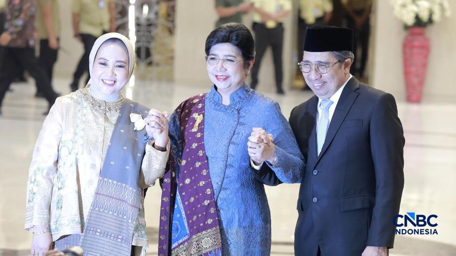 (Kiri-Kanan) Deputi Gubernur Senior (DGS) Bank Indonesia, Aida S. Budiman, Gubernur Bank Indonesia, Destry Damayanti dan Deputi Gubernur Bank Indonesia Solikin M. Juhro usai Pengucapan Sumpah Jabatan di Mahkamah Agung RI, Jakarta, Rabu (2/9/2026).