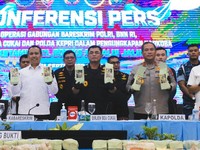 Bea Cukai bersama Badan Narkotika Nasional (BNN) RI, Bareskrim Polri, dan Polda Kepulauan Riau (Kepri) menindak dua kapal dalam rangkaian operasi pengawasan laut di wilayah Kepulauan Riau dan Perairan Natuna. Dalam operasi tersebut, tim gabungan meng