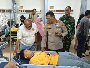 Polisi Bantu Evakuasi Ratusan Santri yang Keracunan MBG di Sidoarjo