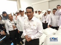 Menteri Pertanian (Mentan) Amran Sulaiman saat mengecek pusat benih di BRMP Padi Sukamandi, Subang, Jawa Barat, Rabu (2/9/2026). (CNBC Indonesia/Martyasari Rizky)