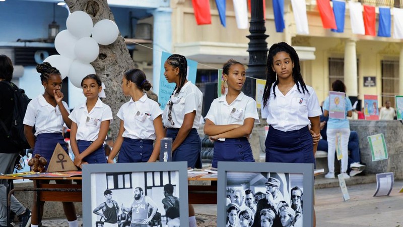 Para siswa berbincang di depan gambar mendiang Presiden Fidel Castro saat mengikuti hari pertama tahun ajaran 2026-2027 di tengah krisis ekonomi parah yang mendorong pihak berwenang memberikan kelonggaran terkait jadwal, kehadiran, dan ketentuan seragam sekolah, di Havana, Kuba, 1 September 2026.