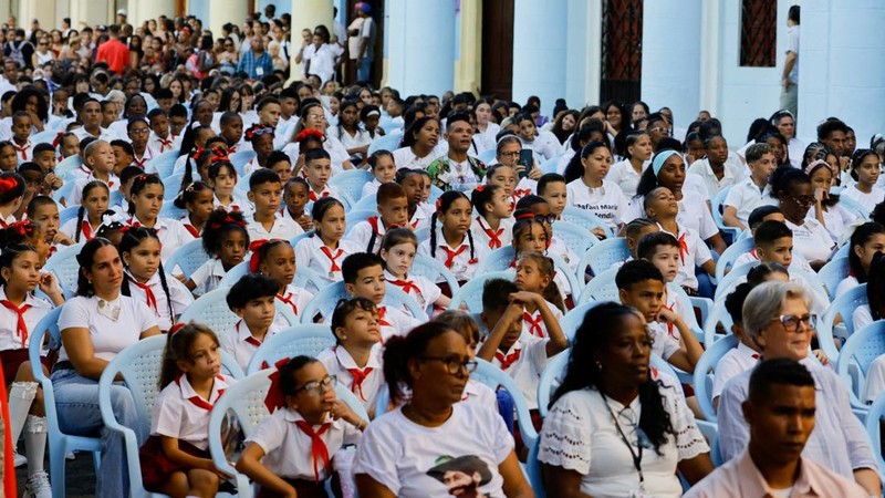 Para siswa mengikuti hari pertama tahun ajaran 2026-2027 di tengah krisis ekonomi parah yang mendorong pihak berwenang untuk memberikan kelonggaran terkait jadwal, kehadiran, dan ketentuan seragam sekolah, di Havana, Kuba, pada 1 September 2026.