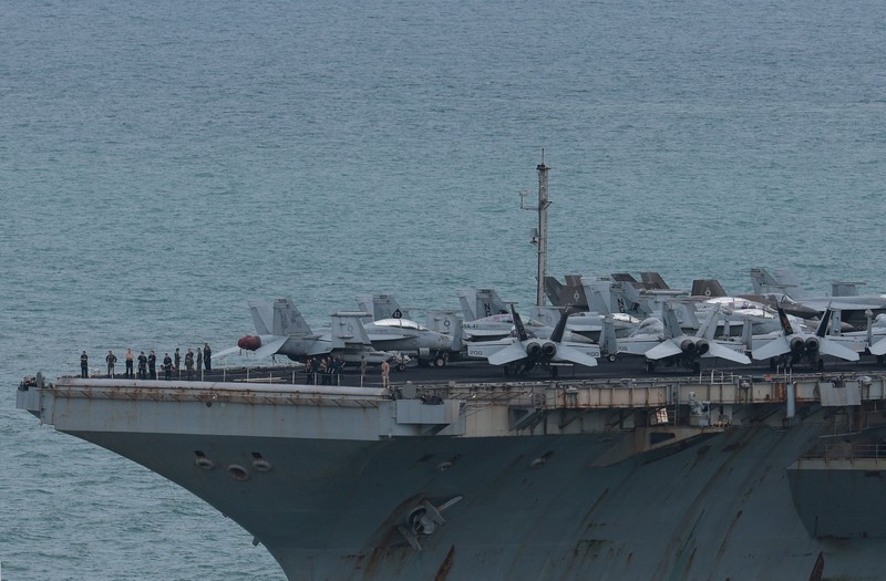 Kapal induk kelas Nimitz milik Angkatan Laut AS, USS Abraham Lincoln, berlayar menuju Pelabuhan Laem Chabang untuk singgah dan beristirahat setelah penugasan panjang di Timur Tengah, di Provinsi Chonburi, Thailand, pada 2 September 2026. (REUTERS/Chalinee Thirasupa)